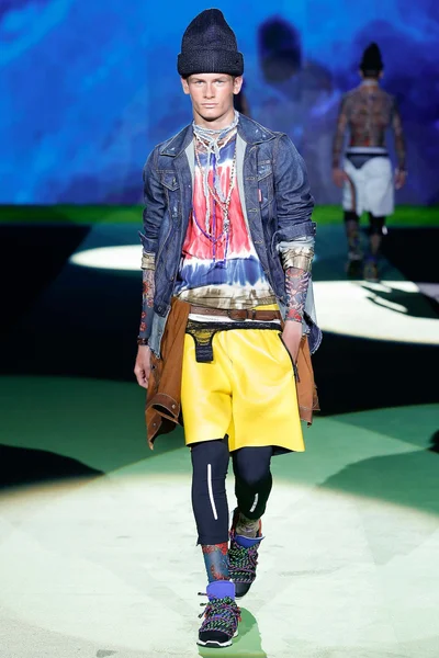 Look 16